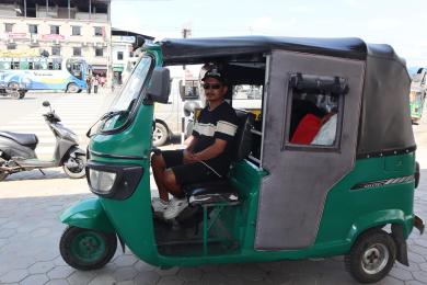 क्यान्सरका बिरामीलाई निःशुल्क सेवा दिँदै अटोचालक